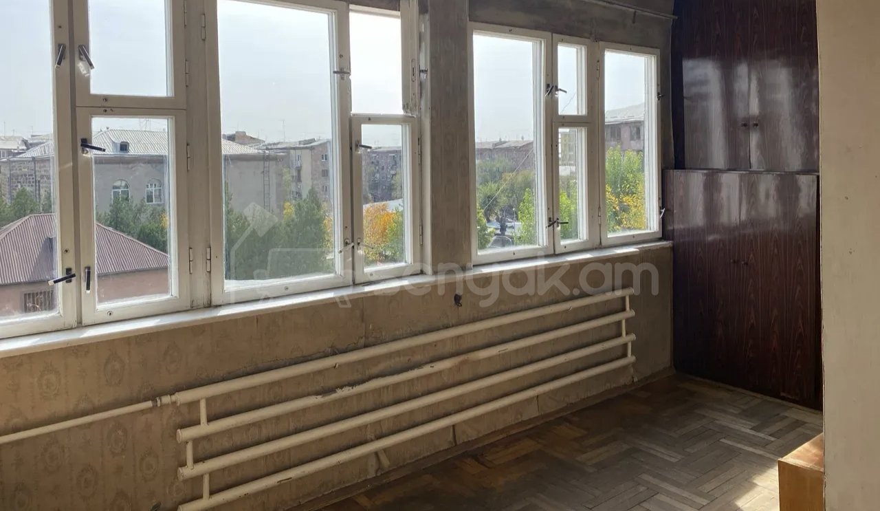 3 Սենյականոց Բնակարան Քարե Շենքում, 67քմ, 3/5 հարկ, Նորմալ Վիճակում, Կահավորված