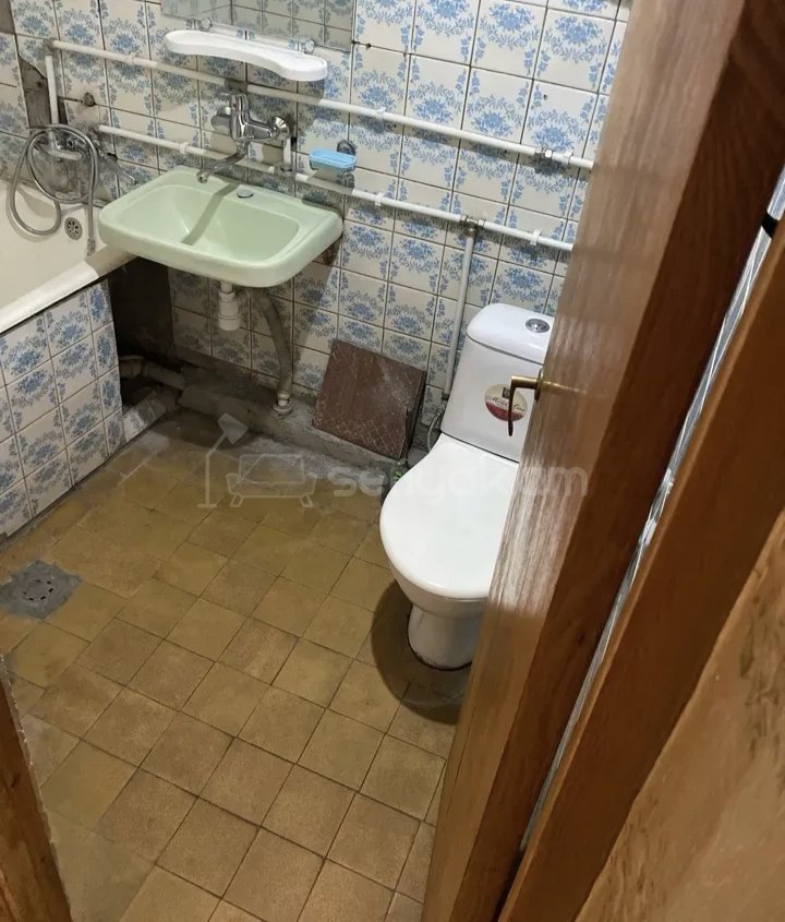 3 Սենյականոց Բնակարան Քարե Շենքում, 67քմ, 3/5 հարկ, Նորմալ Վիճակում, Կահավորված