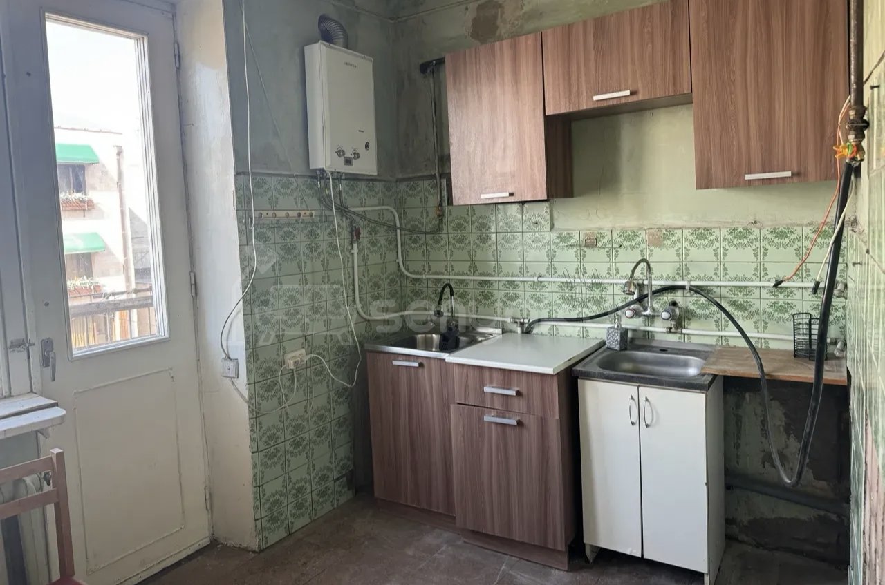 3 Սենյականոց Բնակարան Քարե Շենքում, 67քմ, 3/5 հարկ, Նորմալ Վիճակում, Կահավորված