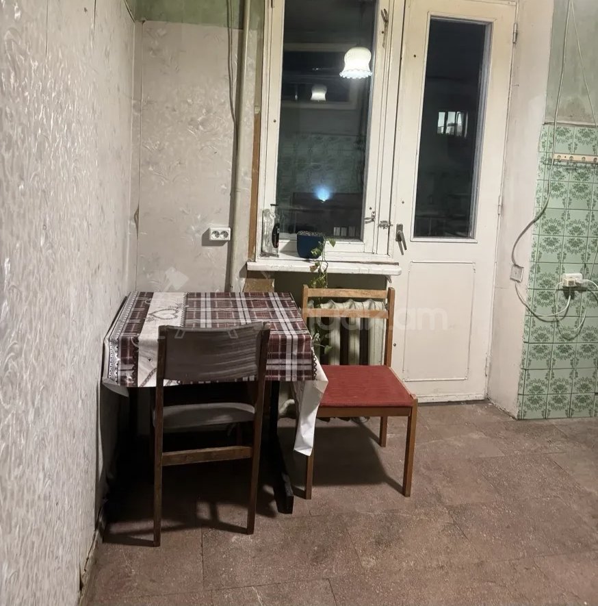 3 Սենյականոց Բնակարան Քարե Շենքում, 67քմ, 3/5 հարկ, Նորմալ Վիճակում, Կահավորված