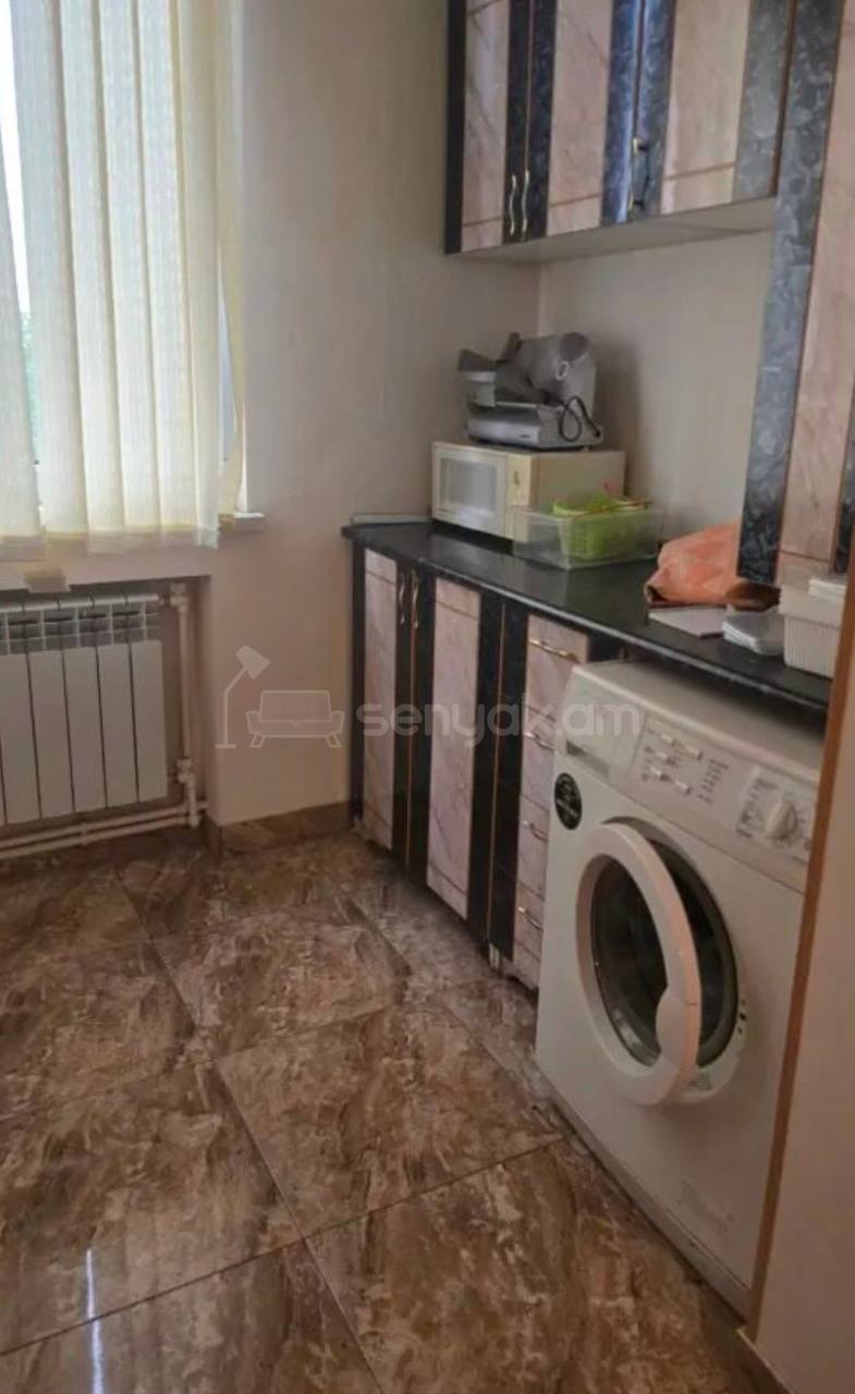 4 Սենյականոց Բնակարան Քարե Շենքում, 75քմ, 5/9 հարկ, Նորմալ Վիճակում, Կահավորված