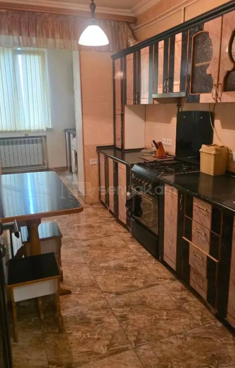 4 Սենյականոց Բնակարան Քարե Շենքում, 75քմ, 5/9 հարկ, Նորմալ Վիճակում, Կահավորված