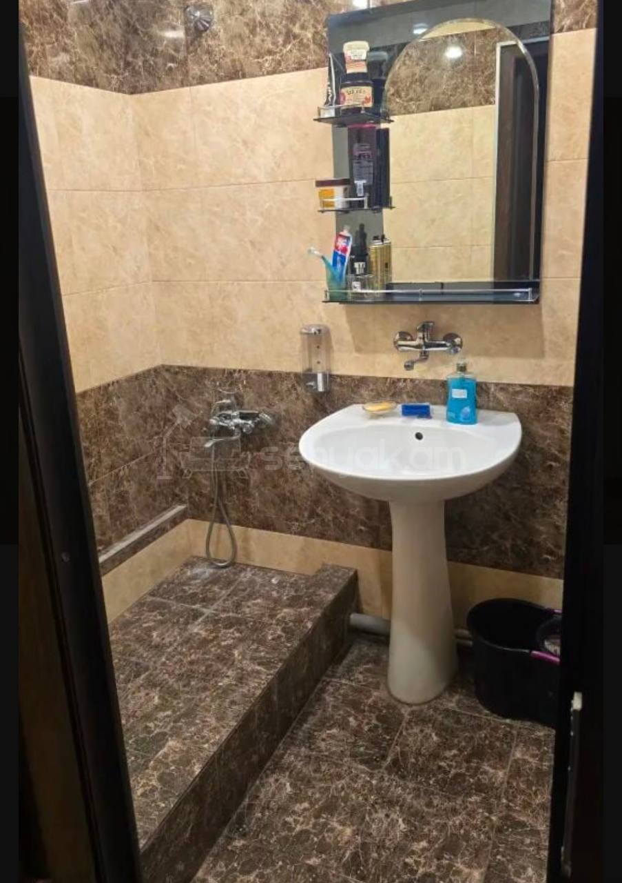 4 Սենյականոց Բնակարան Քարե Շենքում, 75քմ, 5/9 հարկ, Նորմալ Վիճակում, Կահավորված