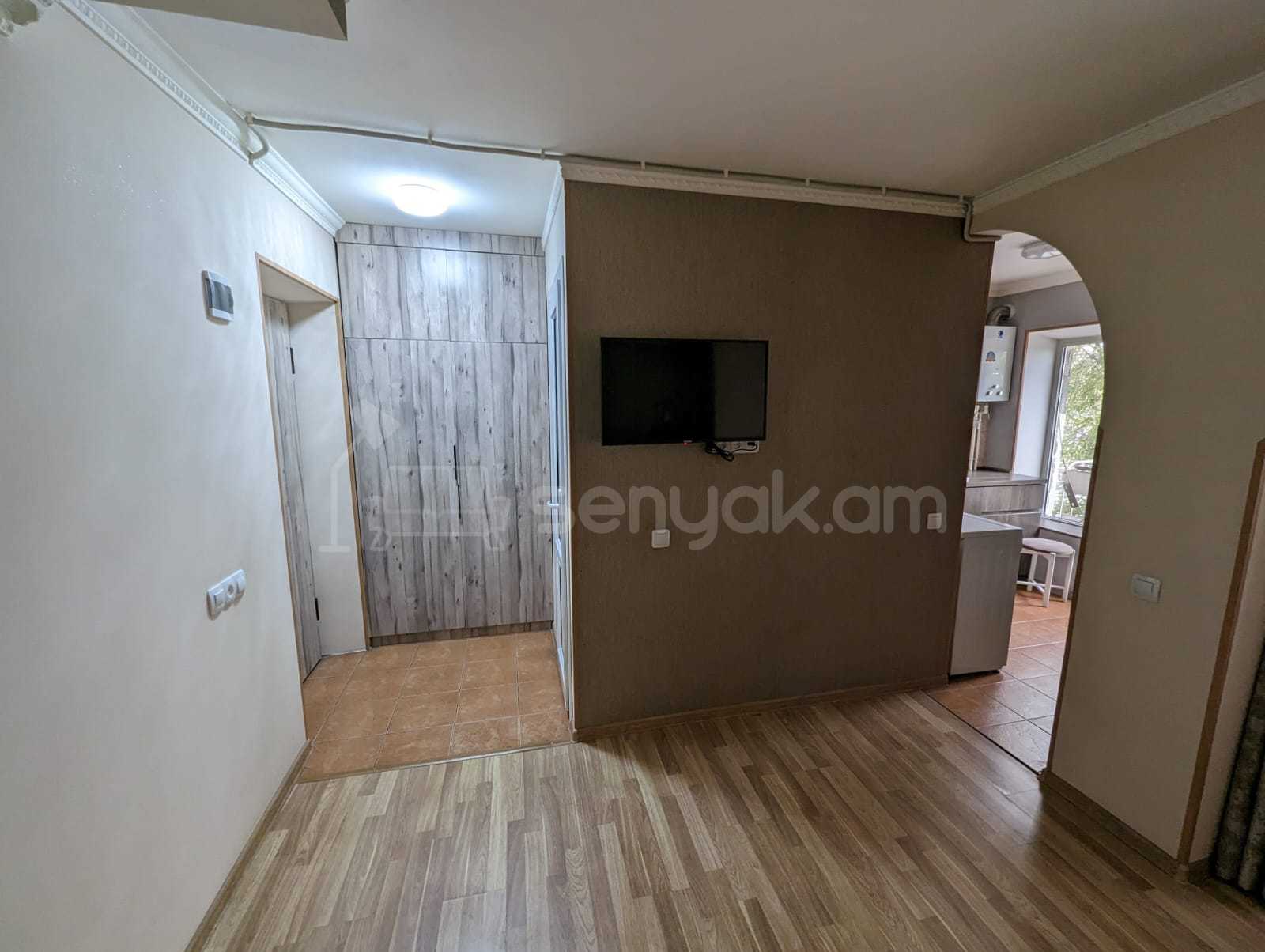 1 Սենյականոց Բնակարան Քարե Շենքում, 48քմ, 2/4 հարկ, Նորմալ Վիճակում, Կահավորված