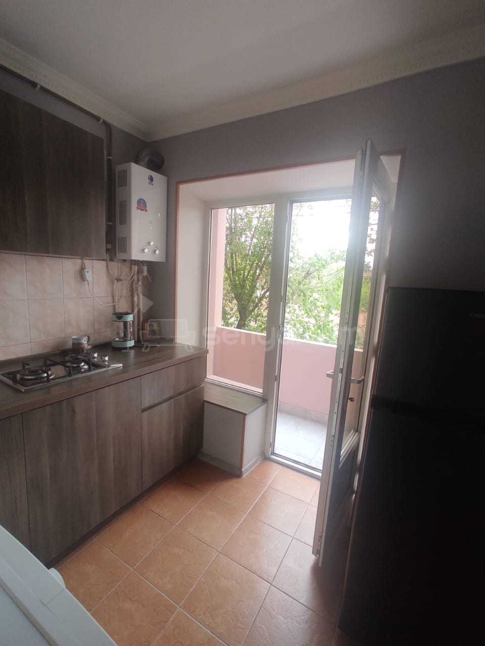 1 Սենյականոց Բնակարան Քարե Շենքում, 48քմ, 2/4 հարկ, Նորմալ Վիճակում, Կահավորված