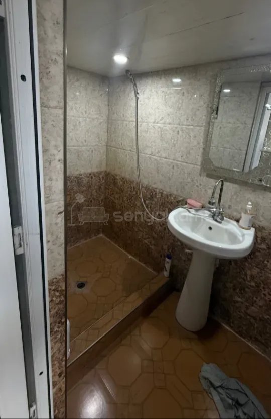 2 Սենյականոց Բնակարան Քարե Շենքում, 56քմ, 2/2 հարկ, Նորմալ Վիճակում, Կահավորված, Արևկող