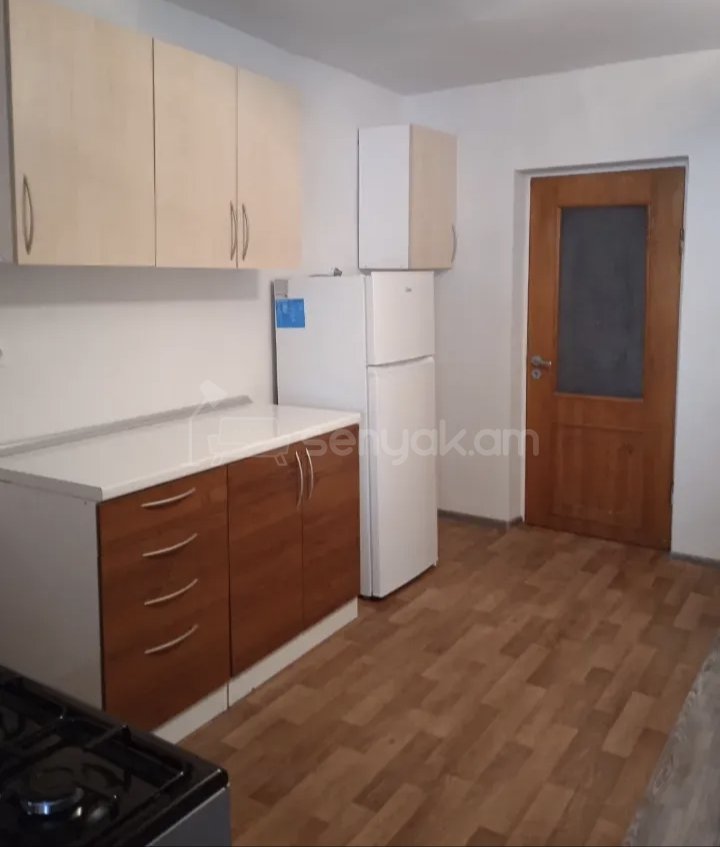 3 Սենյականոց Բնակարան Քարե Շենքում, 68քմ, 1/1 հարկ, Նորմալ Վիճակում, Կահավորված