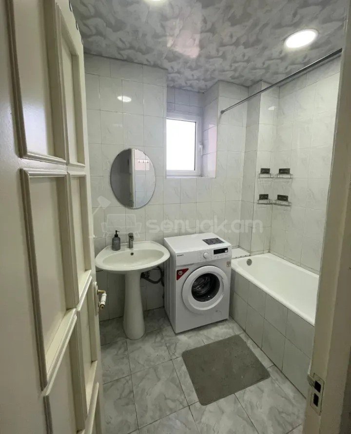 4 Սենյականոց Բնակարան Քարե Շենքում, 90քմ, 3/5 հարկ, Կապիտալ Վերանորոգված, Կահավորված, Արևկող