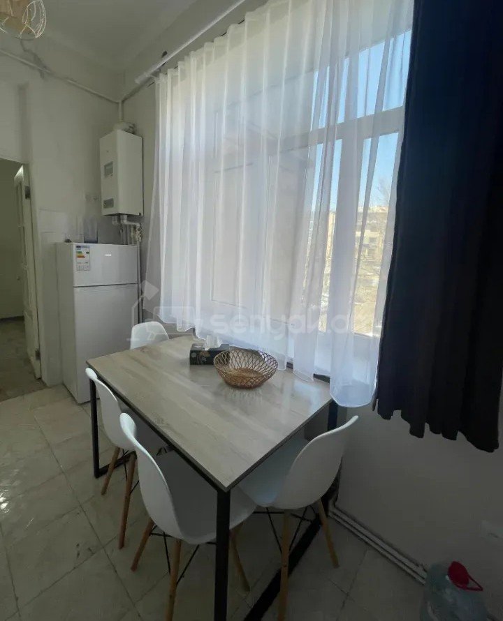 4 Սենյականոց Բնակարան Քարե Շենքում, 90քմ, 3/5 հարկ, Կապիտալ Վերանորոգված, Կահավորված, Արևկող