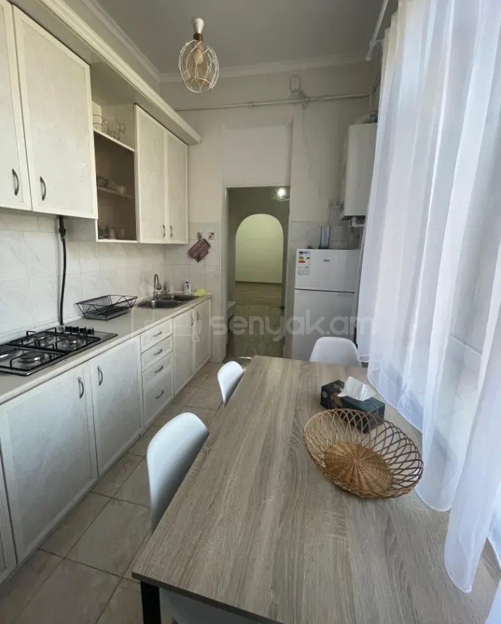 4 Սենյականոց Բնակարան Քարե Շենքում, 90քմ, 3/5 հարկ, Կապիտալ Վերանորոգված, Կահավորված, Արևկող