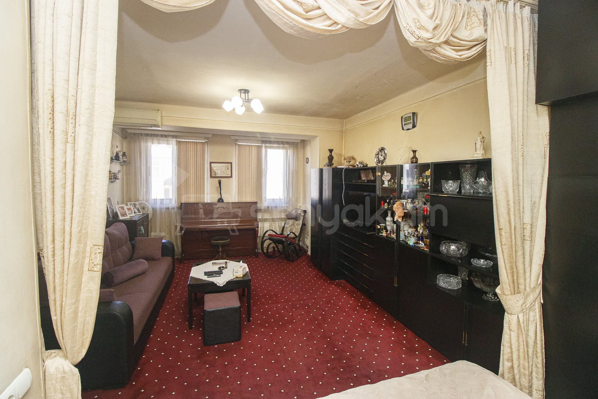 1 Սենյականոց Բնակարան Քարե Շենքում, 440քմ, 5/5 հարկ, Կապիտալ Վերանորոգված