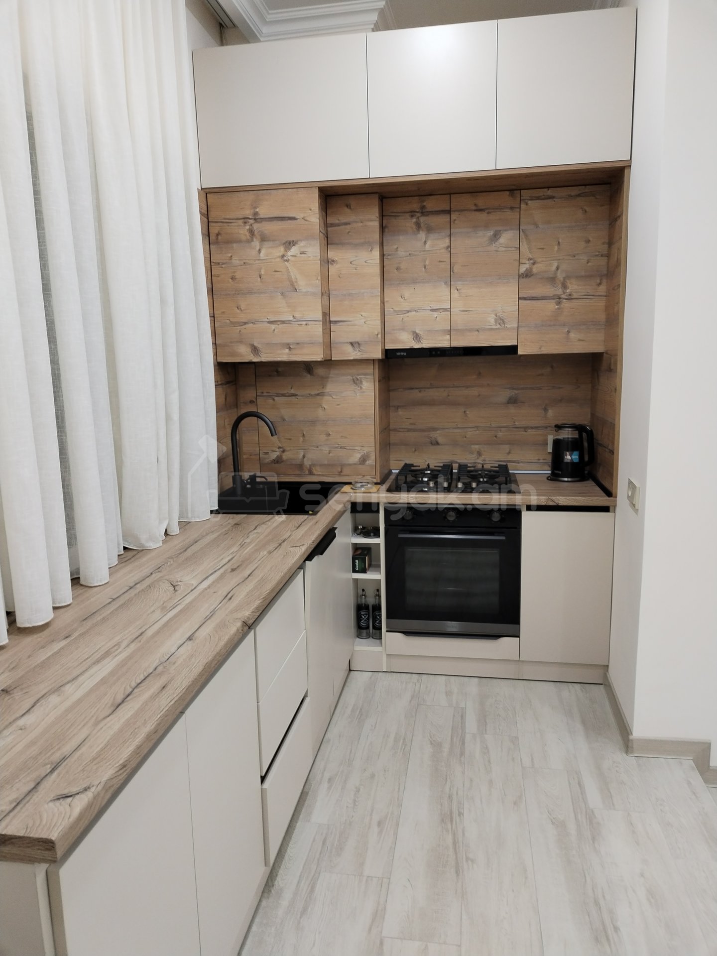 3 Սենյականոց Բնակարան Քարե Շենքում, 60քմ, 3/4 հարկ, Դիզայներական Վերանորոգված, Կահավորված, Արևկող