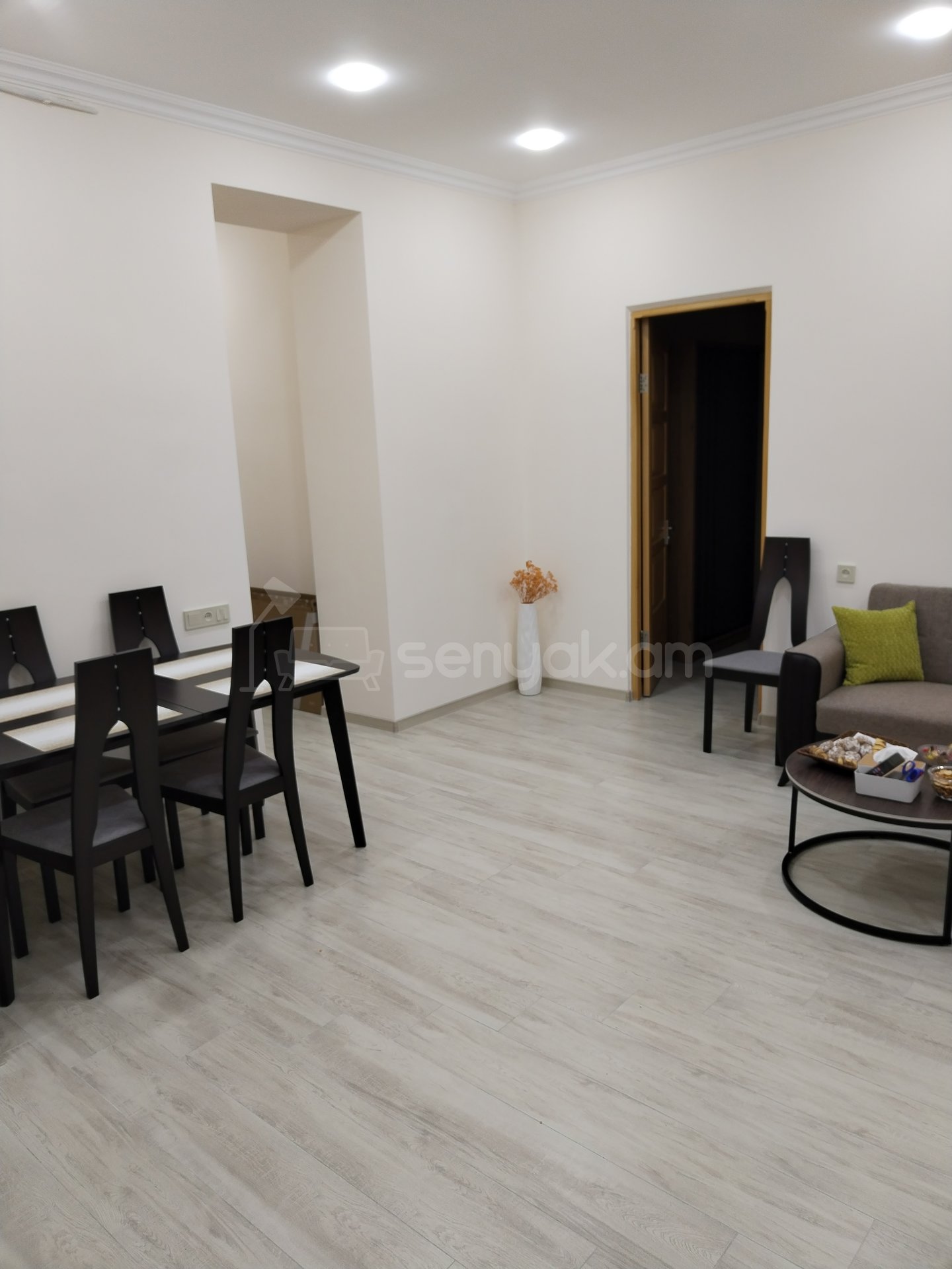 3 Սենյականոց Բնակարան Քարե Շենքում, 60քմ, 3/4 հարկ, Դիզայներական Վերանորոգված, Կահավորված, Արևկող