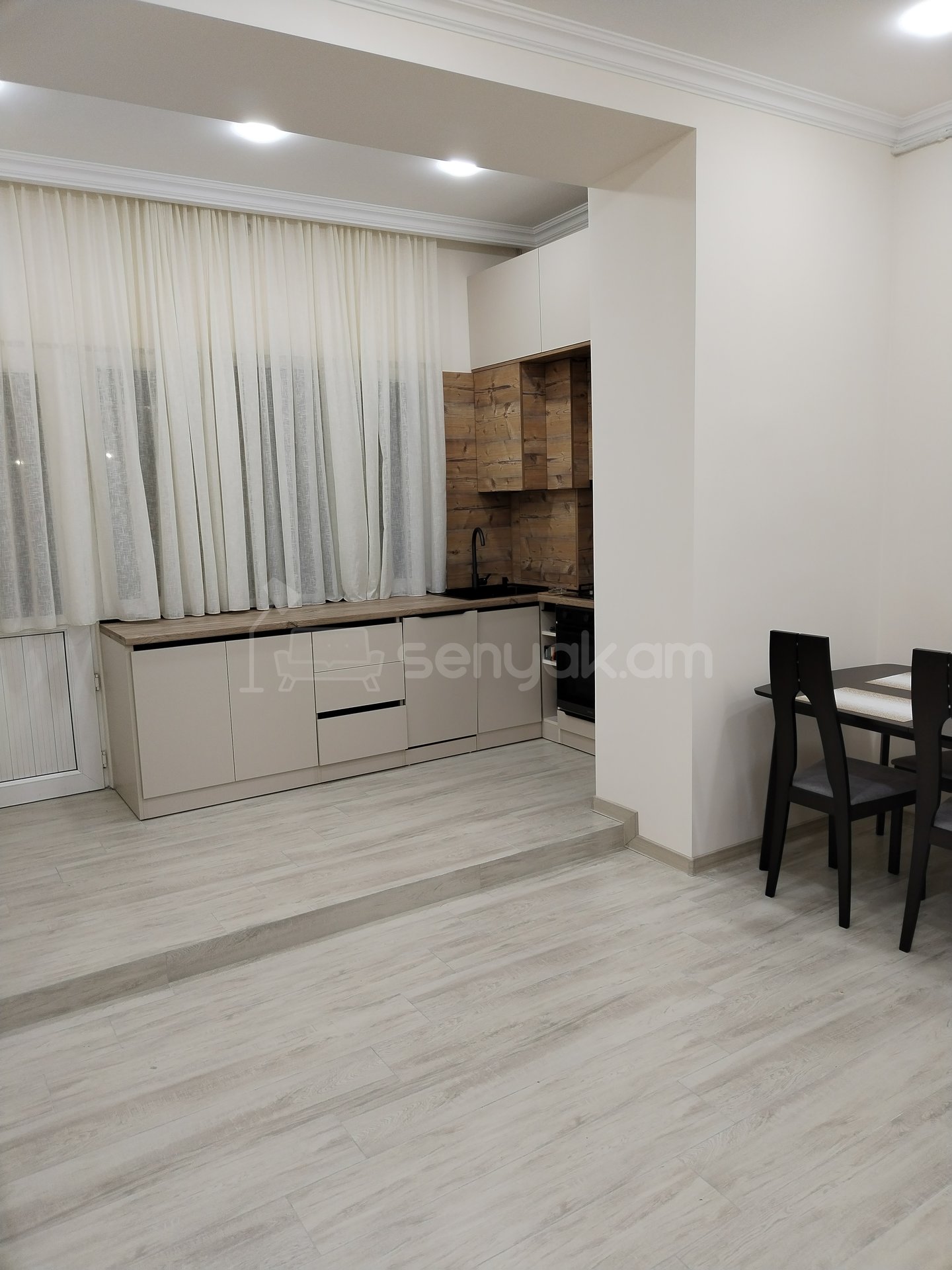 3 Սենյականոց Բնակարան Քարե Շենքում, 60քմ, 3/4 հարկ, Դիզայներական Վերանորոգված, Կահավորված, Արևկող