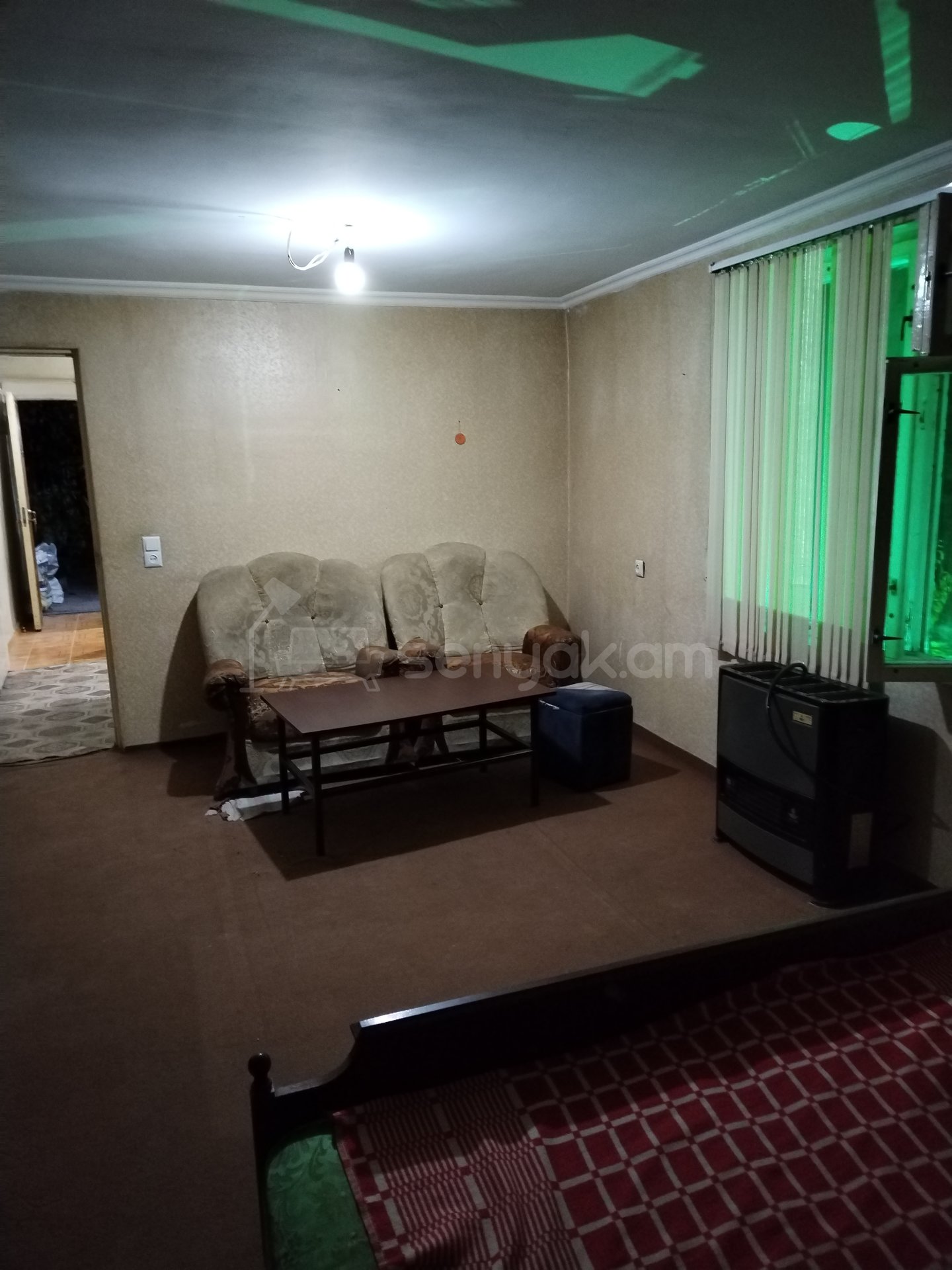 1 Սենյականոց Բնակարան Քարե Շենքում, 40քմ, 1/1 հարկ, Նորմալ Վիճակում, Կահավորված