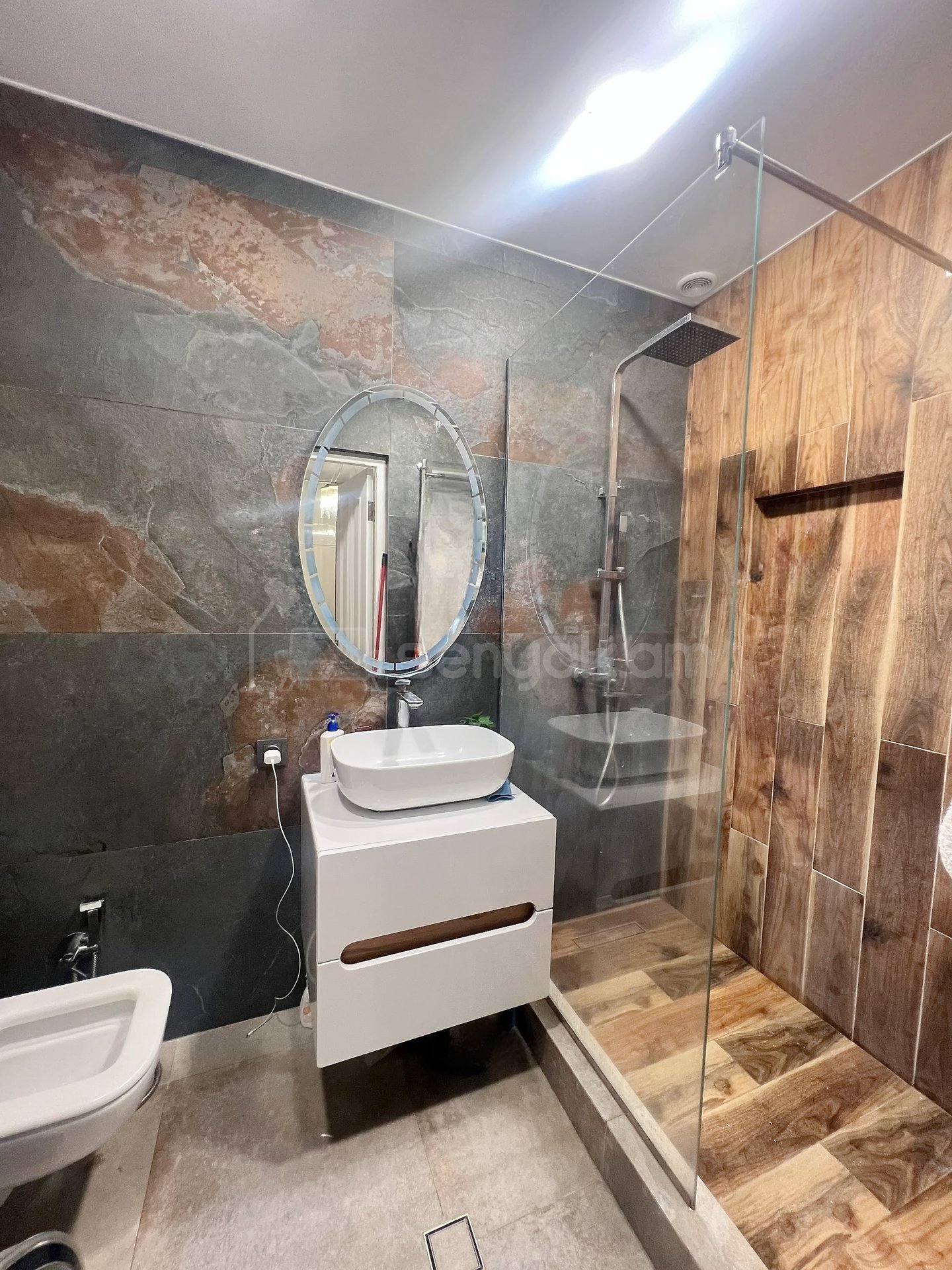 3 Սենյականոց Բնակարան Քարե Շենքում, 76քմ, 3/5 հարկ, Կապիտալ Վերանորոգված
