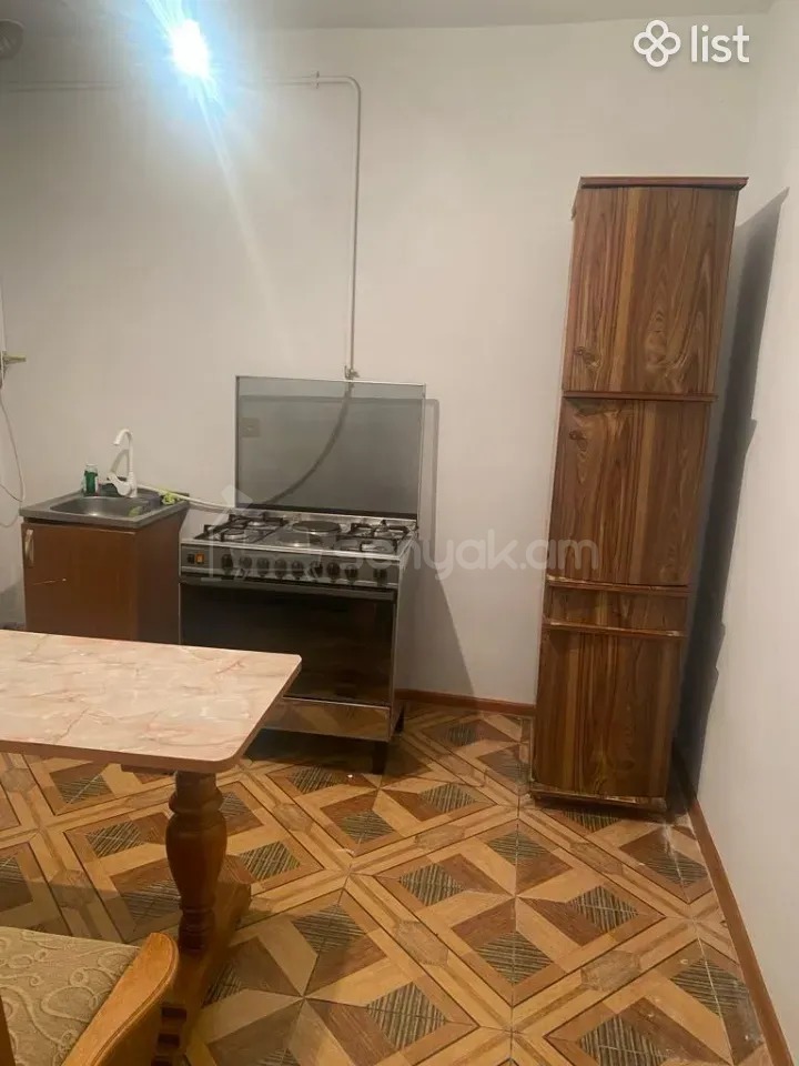 1 Սենյականոց Բնակարան Քարե Շենքում, 40քմ, 1/4 հարկ, Նորմալ Վիճակում, Կահավորված, Արևկող