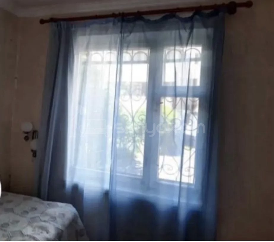 1 Սենյականոց Բնակարան Քարե Շենքում, 45քմ, 1/4 հարկ, Նորմալ Վիճակում, Կահավորված, Արևկող