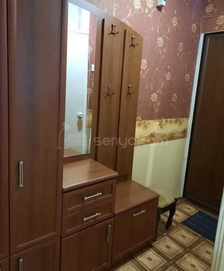 1 Սենյականոց Բնակարան Քարե Շենքում, 45քմ, 1/4 հարկ, Նորմալ Վիճակում, Կահավորված, Արևկող