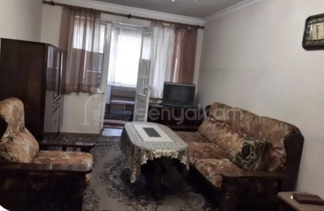 1 Սենյականոց Բնակարան Քարե Շենքում, 45քմ, 1/4 հարկ, Նորմալ Վիճակում, Կահավորված, Արևկող