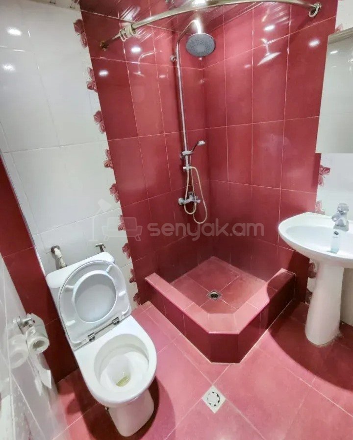 3 Սենյականոց Բնակարան Քարե Շենքում, 75քմ, 2/5 հարկ, Կապիտալ Վերանորոգված