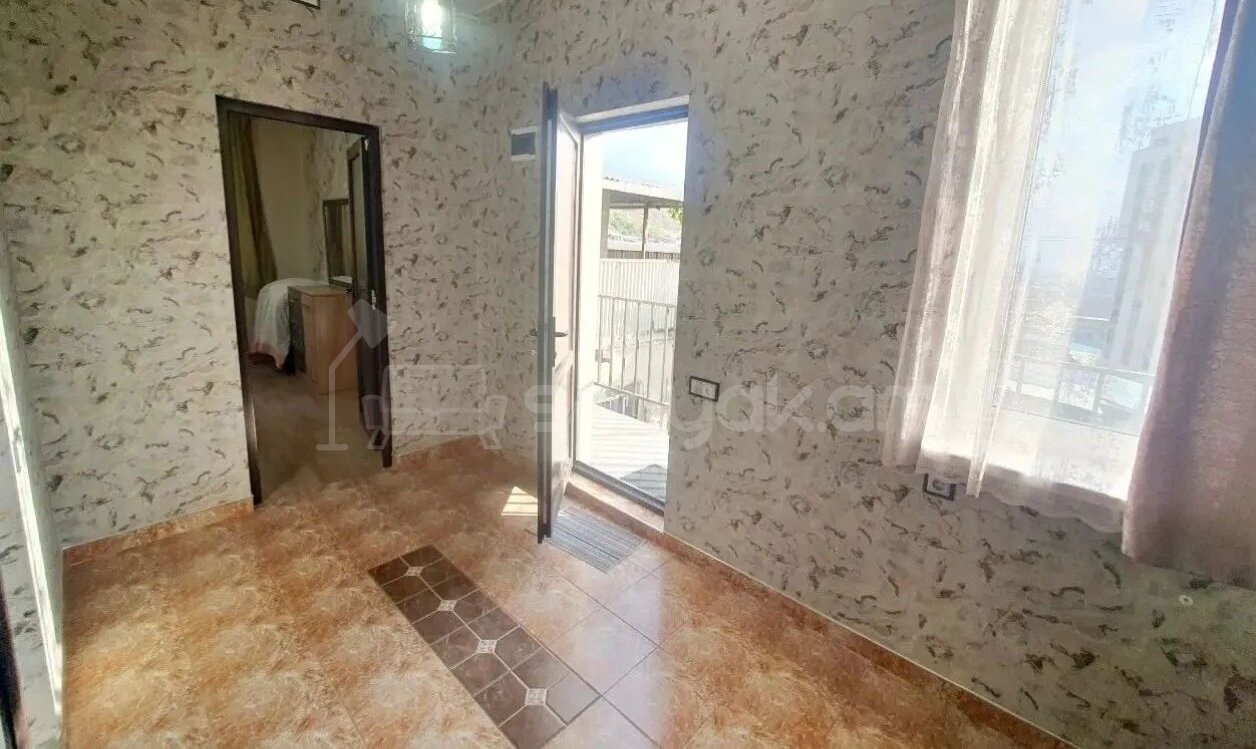 2 Սենյականոց Բնակարան Քարե Շենքում, 50քմ, 3/3 հարկ, Կապիտալ Վերանորոգված, Կահավորված