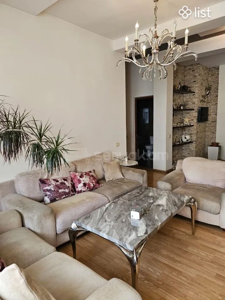 4 Սենյականոց Բնակարան Քարե Շենքում, 109քմ, 4/4 հարկ, Կապիտալ Վերանորոգված