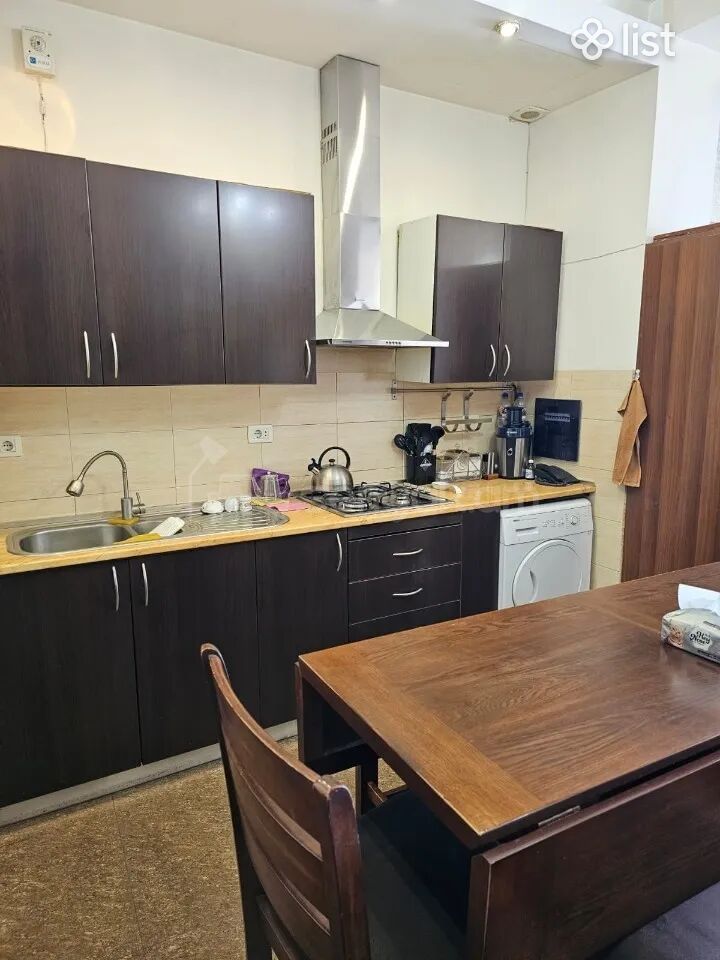 4 Սենյականոց Բնակարան Քարե Շենքում, 109քմ, 4/4 հարկ, Կապիտալ Վերանորոգված