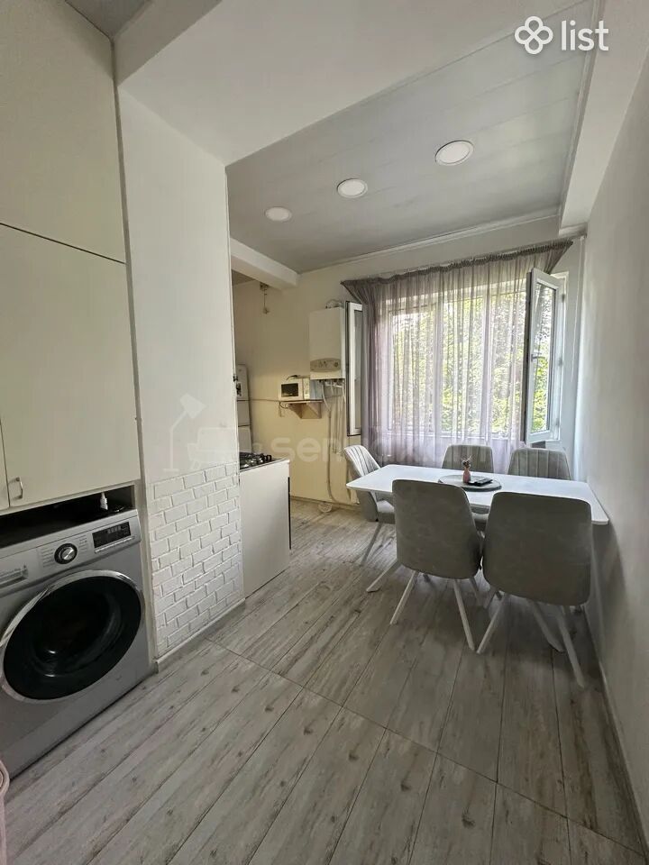 3 Սենյականոց Բնակարան Քարե Շենքում, 100քմ, 4/5 հարկ, Կապիտալ Վերանորոգված