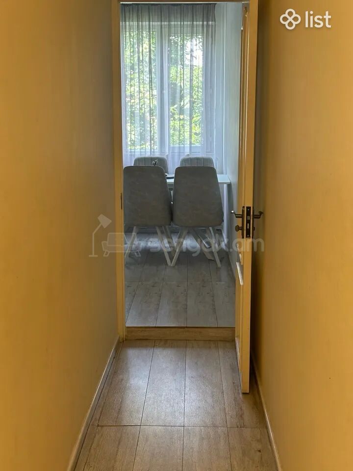 3 Սենյականոց Բնակարան Քարե Շենքում, 100քմ, 4/5 հարկ, Կապիտալ Վերանորոգված