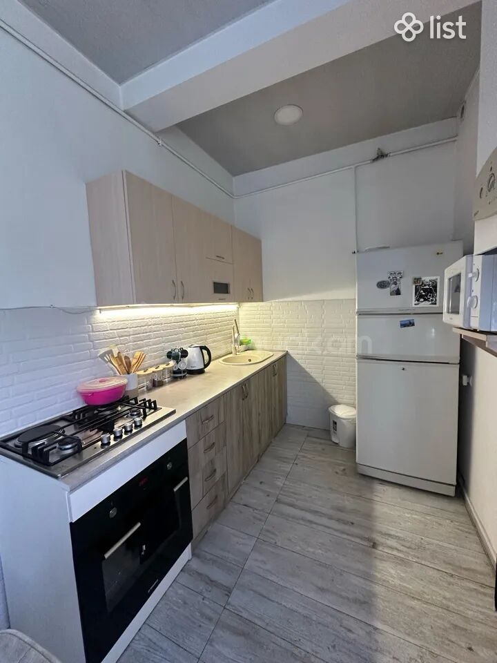 3 Սենյականոց Բնակարան Քարե Շենքում, 100քմ, 4/5 հարկ, Կապիտալ Վերանորոգված