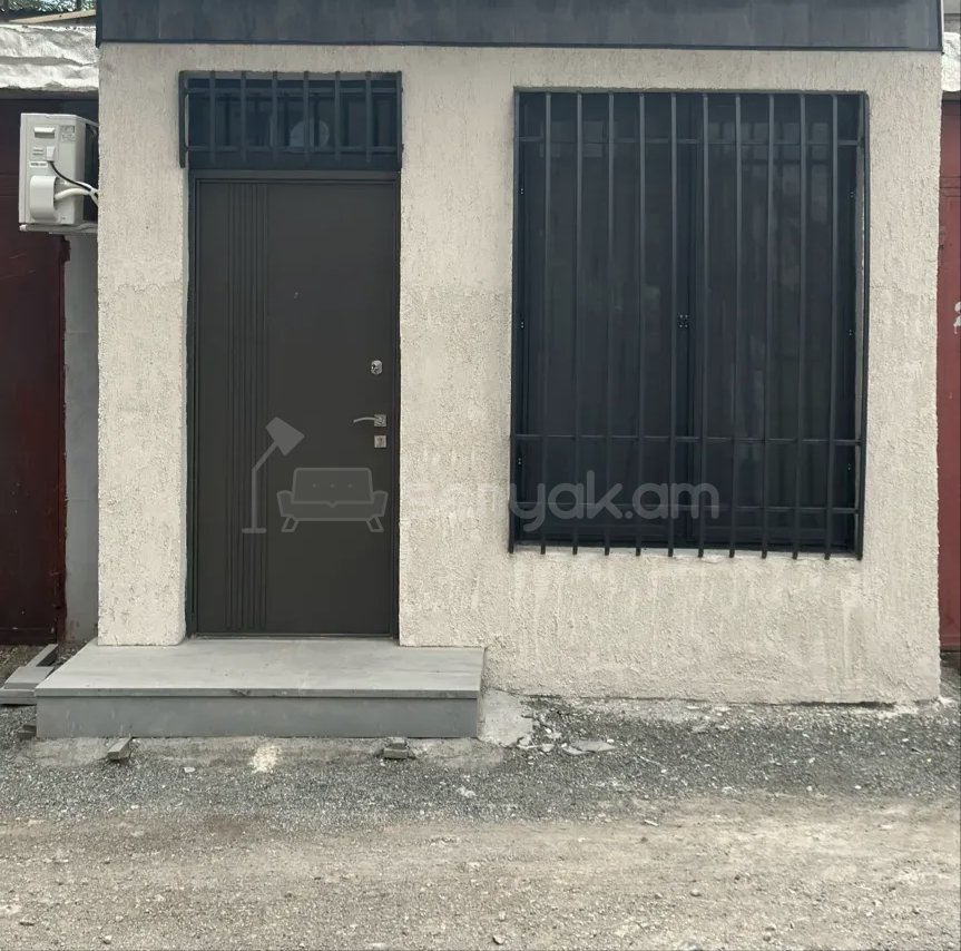 1 Սենյականոց Բնակարան Քարե Շենքում, 30քմ, 1/1 հարկ, Նորմալ Վիճակում, Կահավորված