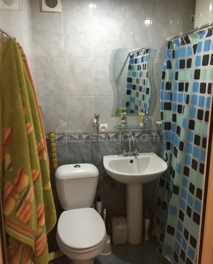 2 Սենյականոց Բնակարան Քարե Շենքում, 56քմ, 4/4 հարկ, Նորմալ Վիճակում, Կահավորված