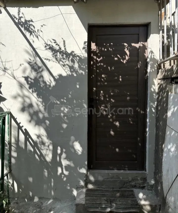 1 Սենյականոց Բնակարան Քարե Շենքում, 36քմ, 1/1 հարկ, Նորմալ Վիճակում, Կահավորված