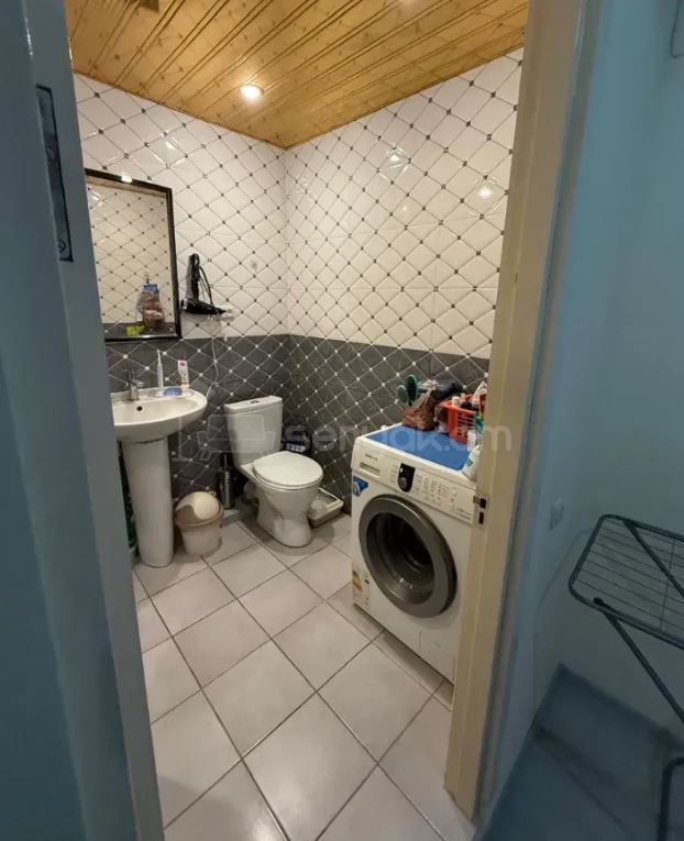 2 Սենյականոց Բնակարան Քարե Շենքում, 42քմ, 4/4 հարկ, Նորմալ Վիճակում