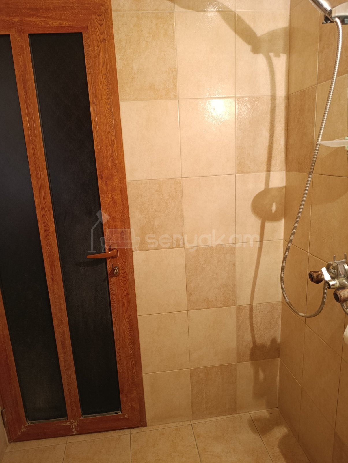 2 Սենյականոց Բնակարան Քարե Շենքում, 42քմ, 3/9 հարկ, Նորմալ Վիճակում, Կահավորված, Արևկող