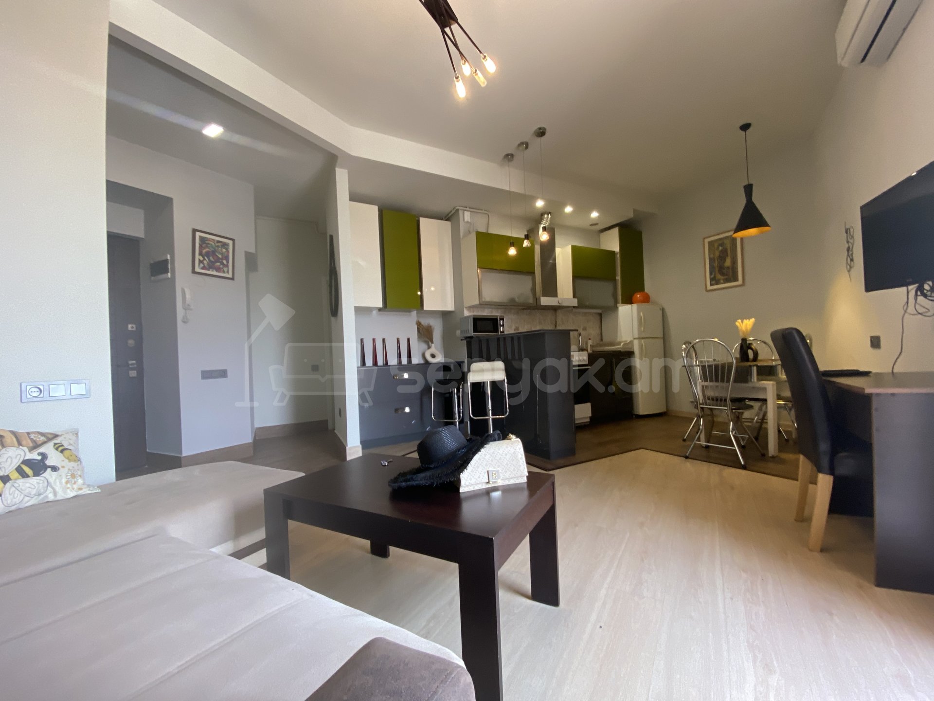 3 Սենյականոց Բնակարան Քարե Շենքում, 60քմ, 2/5 հարկ, Կապիտալ Վերանորոգված, Կահավորված, Արևկող