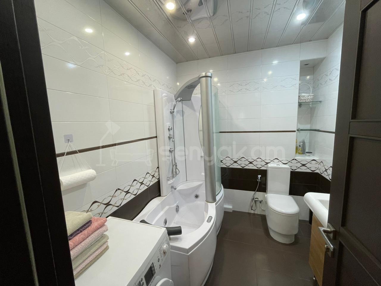 3 Սենյականոց Բնակարան Քարե Շենքում, 112քմ, 3/6 հարկ, Դիզայներական Վերանորոգված, Կահավորված, Արևկող