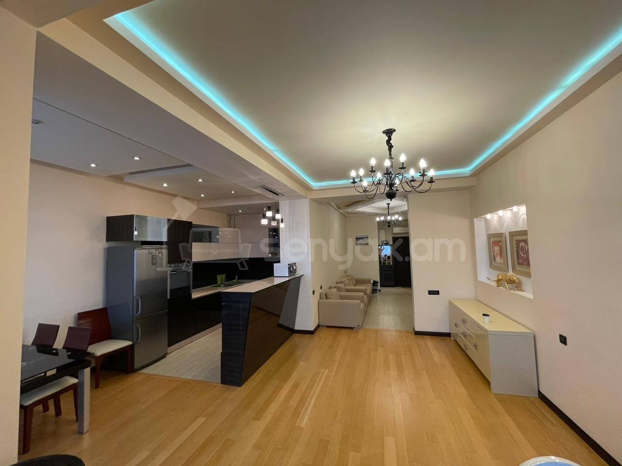 3 Սենյականոց Բնակարան Քարե Շենքում, 112քմ, 3/6 հարկ, Դիզայներական Վերանորոգված, Կահավորված, Արևկող