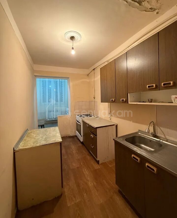 3 Սենյականոց Բնակարան, 97քմ, 1/8 հարկ, Նորմալ Վիճակում, Կահավորված