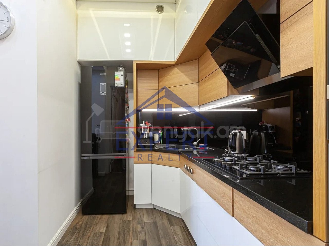 3 Սենյականոց Բնակարան Քարե Շենքում, 82քմ, 4/4 հարկ, Դիզայներական Վերանորոգված