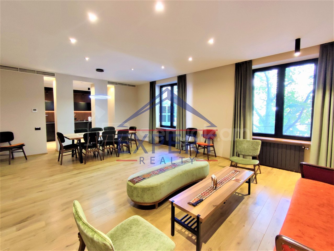 3 Սենյականոց Բնակարան Քարե Շենքում, 118քմ, 4/5 հարկ, Դիզայներական Վերանորոգված