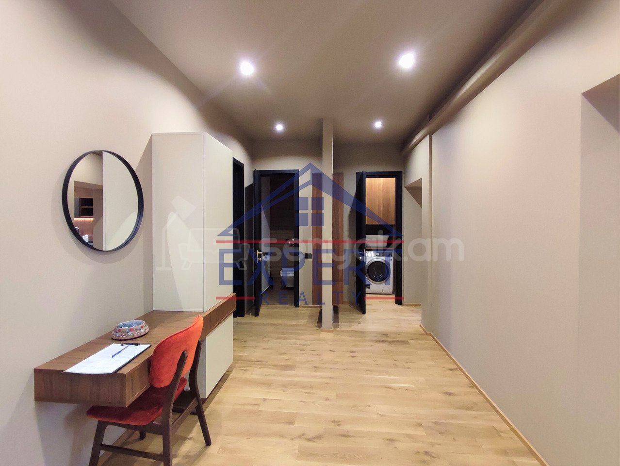 3 Սենյականոց Բնակարան Քարե Շենքում, 118քմ, 4/5 հարկ, Դիզայներական Վերանորոգված