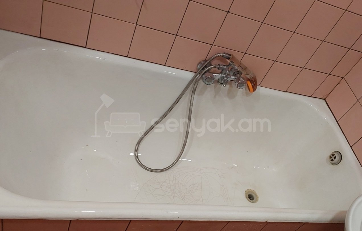 3 Սենյականոց Բնակարան Քարե Շենքում, 50քմ, 4/5 հարկ, Նորմալ Վիճակում, Կահավորված