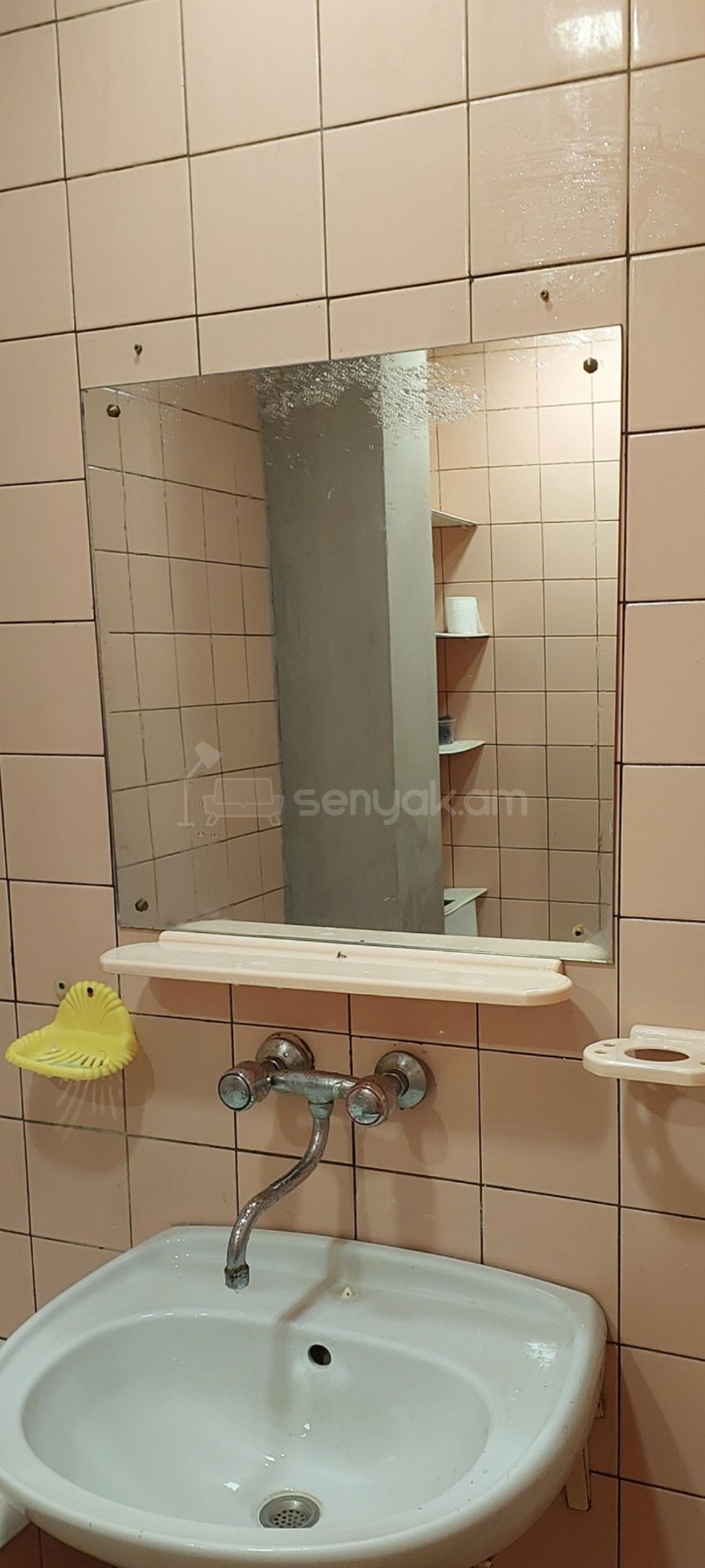 3 Սենյականոց Բնակարան Քարե Շենքում, 50քմ, 4/5 հարկ, Նորմալ Վիճակում, Կահավորված