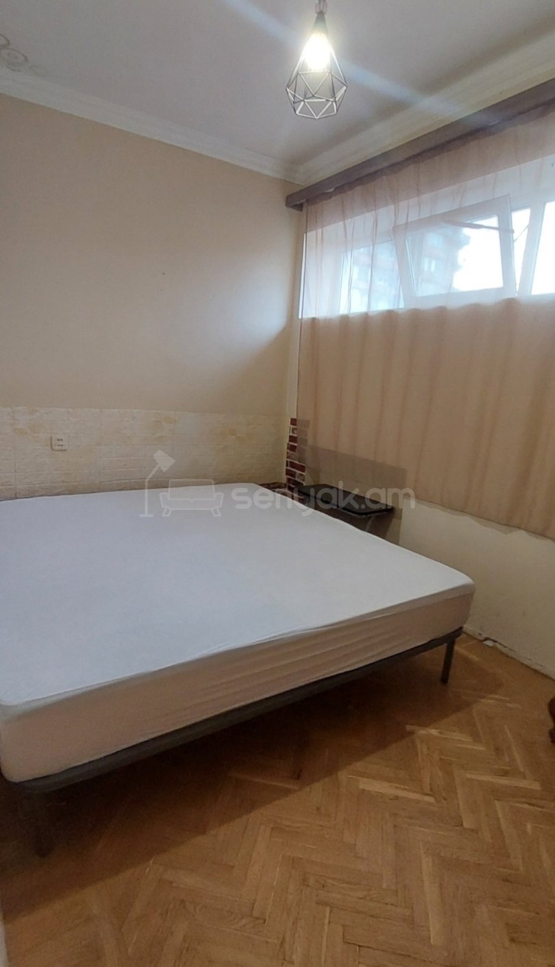 3 Սենյականոց Բնակարան Քարե Շենքում, 50քմ, 4/5 հարկ, Նորմալ Վիճակում, Կահավորված