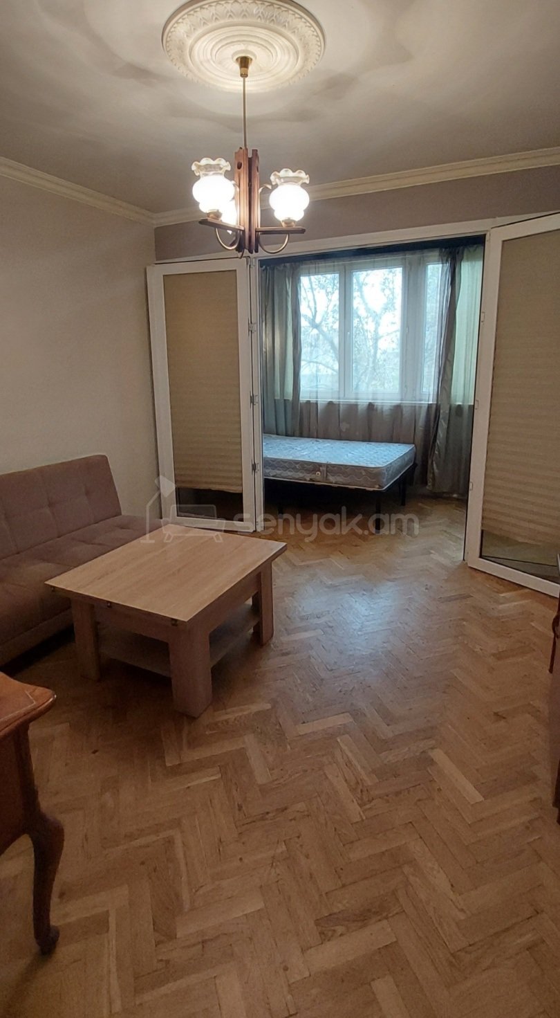 3 Սենյականոց Բնակարան Քարե Շենքում, 50քմ, 4/5 հարկ, Նորմալ Վիճակում, Կահավորված