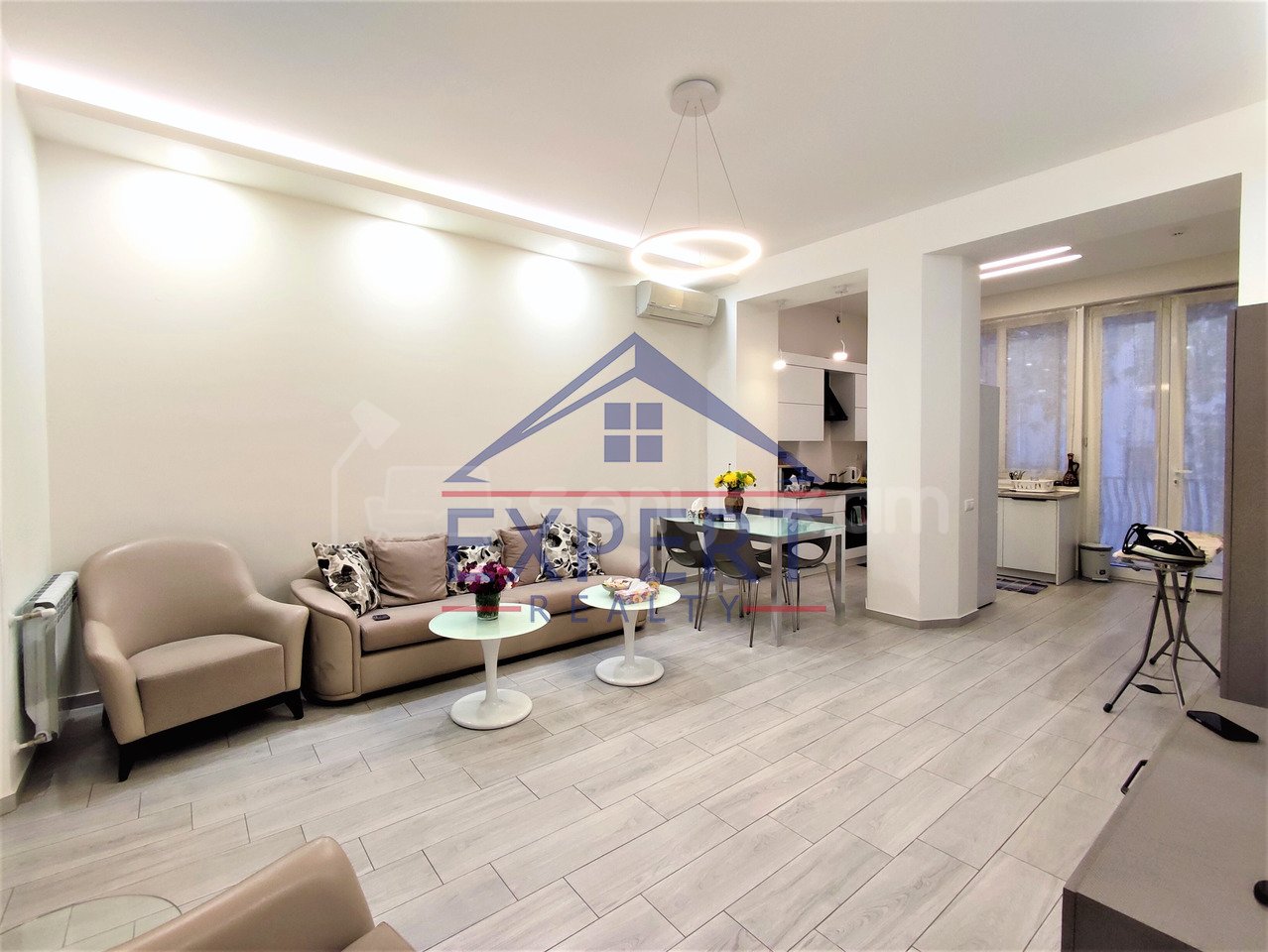 3 Սենյականոց Բնակարան Քարե Շենքում, 80քմ, 3/5 հարկ, Դիզայներական Վերանորոգված