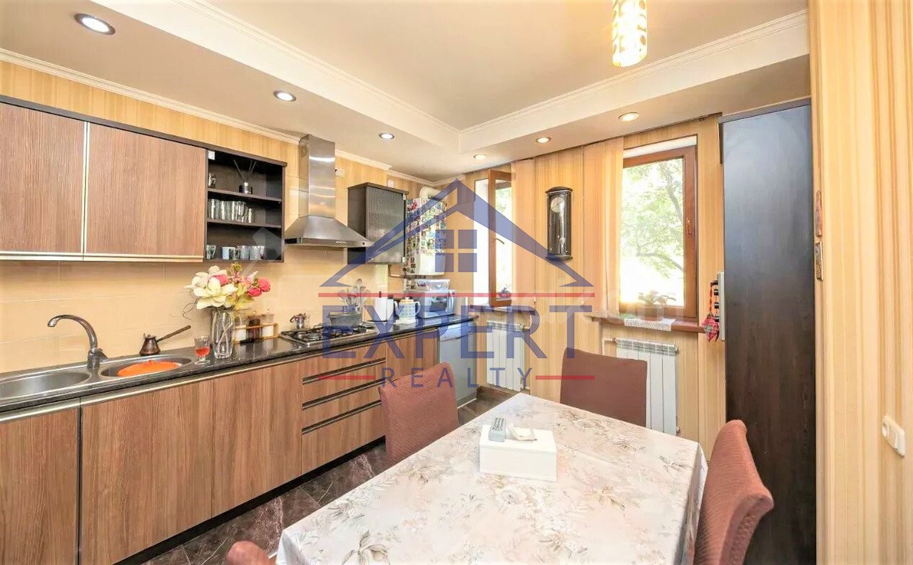 4 Սենյականոց Բնակարան Քարե Շենքում, 96քմ, 2/5 հարկ, Կապիտալ Վերանորոգված