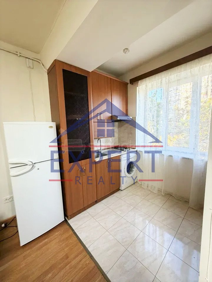 1 Սենյականոց Բնակարան Քարե Շենքում, 49քմ, 2/5 հարկ, Նորմալ Վիճակում, Կահավորված, Արևկող